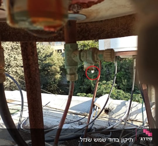 צנרת ומחברים של דוד שמש על גג